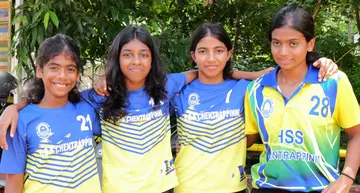 റവന്യൂ ജില്ലാ സ്കൂൾ നീന്തൽ മത്സരത്തിൽ മെഡലുകൾ നേടിയ വിദ്യാർഥികൾ