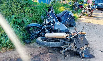 ദേശീയപാതയിൽ മെഡിക്കൽ കോളേജ് ആശുപത്രി ജങ്ഷന് സമീപമുണ്ടായ അപകടത്തിൽ  തകർന്ന ഇരുചക്ര വാഹനങ്ങൾ