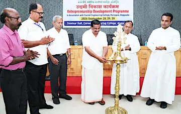 കാർമൽ കോളേജ് ഓഫ് എൻജിനിയറിങ്ങിൽ ആരംഭിച്ച ത്രിദിന സംരംഭകത്വ  വികസന പരിപാടി ജില്ലാ പഞ്ചായത്ത് പ്രസിഡന്റ്‌ എ മഹേന്ദ്രൻ ഉദ്ഘാടനംചെയ്യുന്നു