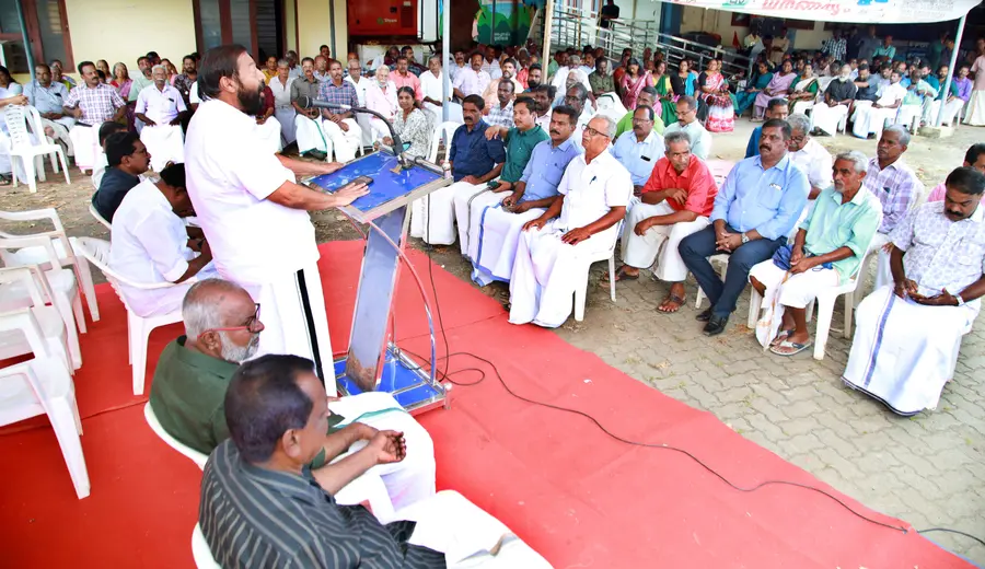 വെള്ളപ്പൊക്ക ദുരിതാശ്വാസ നിഷേധത്തിനെതിരെ സിപിഐ എം തകഴി, കുട്ടനാട് ഏരിയ കമ്മിറ്റികൾ സംഘടിപ്പിച്ച
താലൂക്ക് ഓഫീസ് മാർച്ചും ധർണയും സംസ്ഥാന കമ്മിറ്റി അംഗം കെ പ്രസാദ് ഉദ്ഘാടനംചെയ്യുന്നു