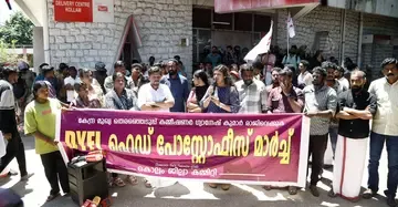 മുഖ്യ തെരഞ്ഞെടുപ്പ് കമീഷണർ ഗ്യാനേഷ്‍കുമാർ രാജിവയ്ക്കണമെന്ന് ആവശ്യപ്പട്ട് ഡിവൈഎഫ്ഐ നേതൃത്വത്തിൽ പോസ്റ്റ്‌ ഓഫീസിലേക്ക്  നടത്തിയ മാർച്ച്‌ സംസ്ഥാന പ്രസിഡന്റ് ചിന്ത ജെറോം ഉദ്ഘാടനംചെയ്യുന്നു      ​