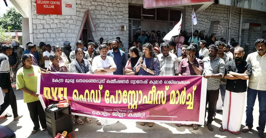 മുഖ്യ തെരഞ്ഞെടുപ്പ് കമീഷണർ ഗ്യാനേഷ്കുമാർ രാജിവയ്ക്കണമെന്ന് ആവശ്യപ്പട്ട് ഡിവൈഎഫ്ഐ നേതൃത്വത്തിൽ പോസ്റ്റ് ഓഫീസിലേക്ക്
നടത്തിയ മാർച്ച് സംസ്ഥാന പ്രസിഡന്റ് ചിന്ത ജെറോം ഉദ്ഘാടനംചെയ്യുന്നു 