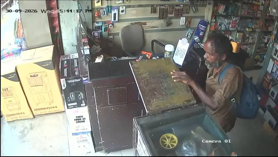 ഭിക്ഷതേടി കടയിലെത്തിയയാൾ കൗണ്ടറിലെ മൊബൈൽ ഫോൺ മോഷ‍്ടിക്കുന്നു