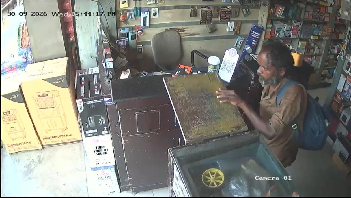 ഭിക്ഷതേടി കടയിലെത്തിയയാൾ കൗണ്ടറിലെ മൊബൈൽ ഫോൺ മോഷ‍്ടിക്കുന്നു
