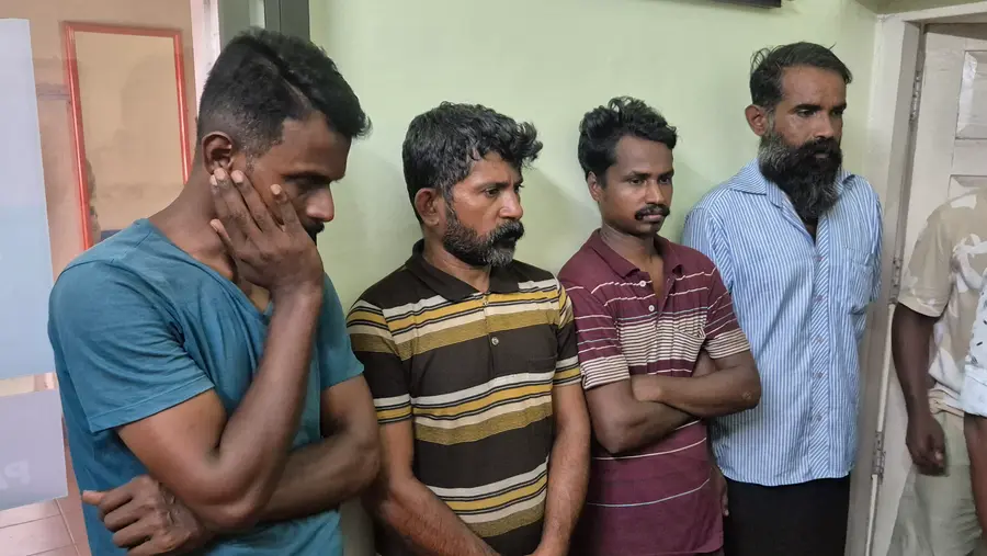 ജൂവലറി ഉടമെ ആക്രമിച്ച് കവർച്ച നടത്തിയ പ്രതികൾ. ഇടത്തേ അറ്റത്ത് സജീർ
(താടിക്ക് കൈ കൊടുത്ത് നിൽക്കുന്നത് )