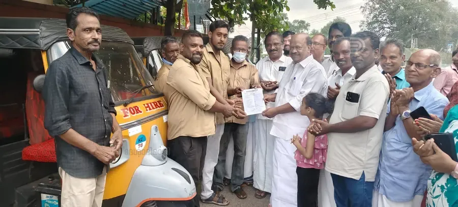 കോടിയേരി അനുസ്മരണ ദിനത്തിൽ കൊല്ലം നഗരത്തിലെ ഓട്ടോറിക്ഷാ തൊഴിലാളികളെ ദേശാഭിമാനി വരിക്കാരാക്കുന്ന പ്രവർത്തനം കൊച്ചുപിലാംമൂട്ടിൽ
സിഐടിയു ജില്ലാ സെക്രട്ടറി എസ് ജയമോഹൻ ഉദ്ഘാടനംചെയ്യുന്നു