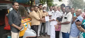 കോടിയേരി അനുസ്മരണ ദിനത്തിൽ കൊല്ലം നഗരത്തിലെ ഓട്ടോറിക്ഷാ തൊഴിലാളികളെ ദേശാഭിമാനി വരിക്കാരാക്കുന്ന പ്രവർത്തനം കൊച്ചുപിലാംമൂട്ടിൽ
സിഐടിയു ജില്ലാ സെക്രട്ടറി എസ് ജയമോഹൻ ഉദ്ഘാടനംചെയ്യുന്നു