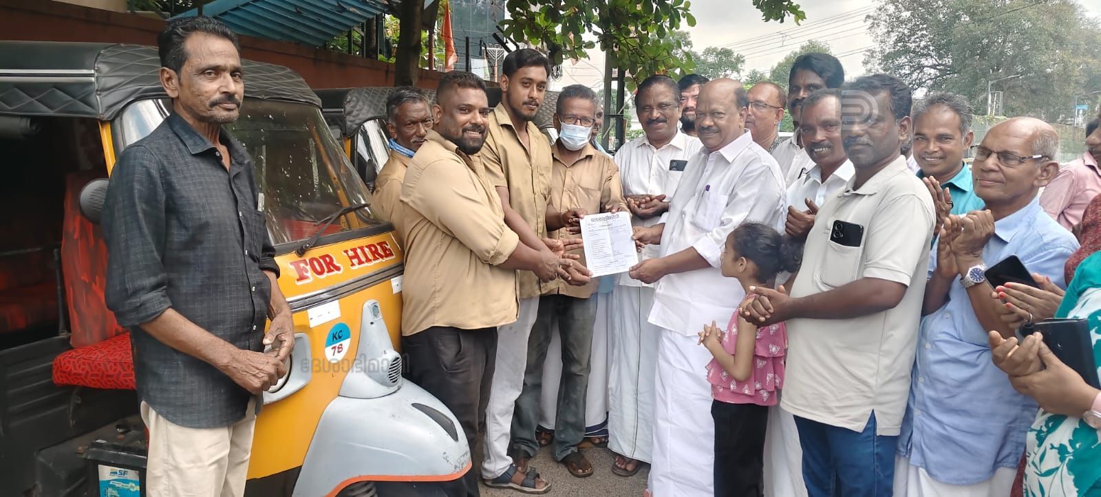 കോടിയേരി അനുസ്മരണ ദിനത്തിൽ കൊല്ലം നഗരത്തിലെ ഓട്ടോറിക്ഷാ തൊഴിലാളികളെ ദേശാഭിമാനി വരിക്കാരാക്കുന്ന പ്രവർത്തനം കൊച്ചുപിലാംമൂട്ടിൽ  സിഐടിയു ജില്ലാ സെക്രട്ടറി എസ് ജയമോഹൻ ഉദ്ഘാടനംചെയ്യുന്നു