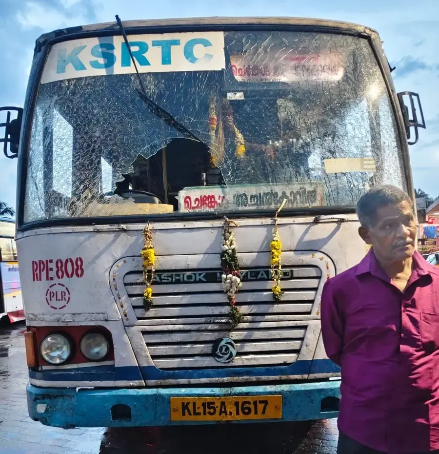 കല്ലേറിൽ കെഎസ്ആർടിസി ബസിന്റെ ചില്ല് തകർന്ന നിലയിൽ