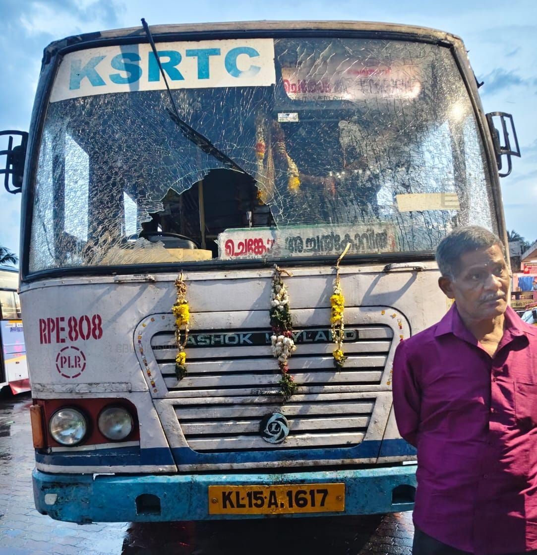 കല്ലേറിൽ കെഎസ്ആർടിസി ബസിന്റെ ചില്ല് തകർന്ന നിലയിൽ 
