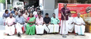 ചെന്നിത്തല പഞ്ചായത്ത് ഓഫീസിന് മുന്നിൽ എൽ ഡി എഫ് സംഘടിപ്പിച്ച ധർണ സി പി ഐ മണ്ഡലം സെക്രട്ടറി ജി ഹരികുമാർ ഉദ്ഘാടനം ചെയ്യുന്നു