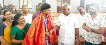 സംസ്ഥാന സ്കൂൾ ഗെയിംസിൽ 71 കിലോഗ്രാം ഭാരോദ്വഹന മത്സരത്തിൽ സ്വർണ മെഡൽ  നേടിയ കുന്നംകുളം ബോയ്സ്  സ്കൂളിലെ പത്താം ക്ലാസ് വിദ്യാർഥി വി യു ആൽവിനെ എ സി മൊയ്തീൻ എംഎൽഎ ആദരിക്കുന്നു