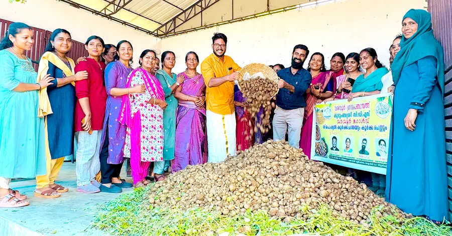 വരവൂർ പഞ്ചായത്ത് കുടുംബശ്രീ സിഡിഎസിന്റെ നേതൃത്വത്തിലുള്ള കൂർക്കച്ചന്ത പഞ്ചായത്ത് പ്രസിഡന്റ്
യു ബി കണ്ണൻ ഉദ്ഘാടനം ചെയ്യുന്നു