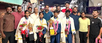 ഹരിയാനയിൽ നടന്ന ദേശീയ സബ് ജൂനിയർ ചാമ്പ്യൻഷിപ്പിൽ റണ്ണർ അപ്പായ താരങ്ങളെ  കായംകുളം റെയിൽവേ സ്റ്റേഷനിൽ സ്വീകരിക്കുന്നു