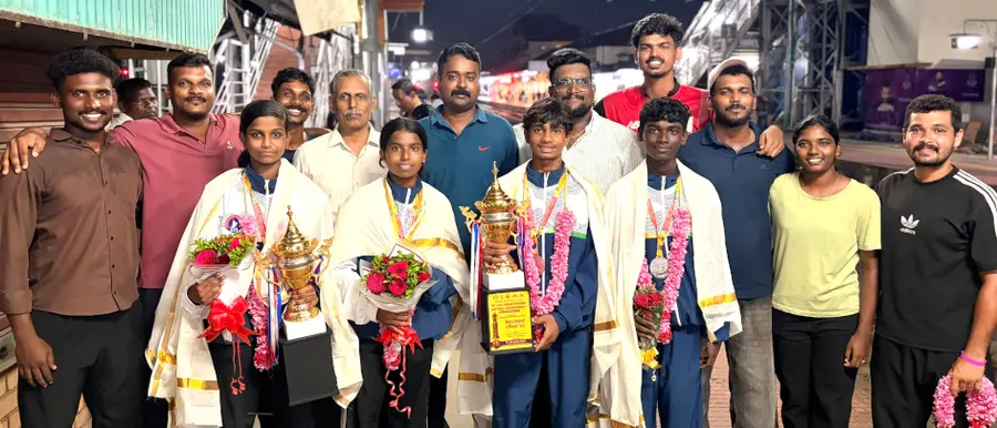 ഹരിയാനയിൽ നടന്ന ദേശീയ സബ് ജൂനിയർ ചാമ്പ്യൻഷിപ്പിൽ റണ്ണർ അപ്പായ താരങ്ങളെ  കായംകുളം റെയിൽവേ സ്റ്റേഷനിൽ സ്വീകരിക്കുന്നു
