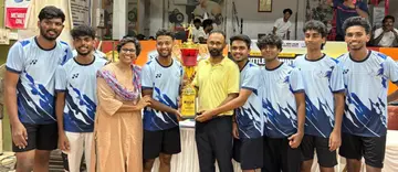 ശാസ്‌ത്രസാങ്കേതിക സർവകലാശാല ഇന്റർസോൺ ഇന്റർ കോളേജിയറ്റ് ഷട്ടിൽ ബാഡ്‌മിന്റൺ ചാമ്പ്യൻഷിപ്പിൽ പുരുഷവിഭാഗം ജേതാക്കളായ തൃശൂർ  ഗവ. എൻജിനിയറിങ്‌ കോളേജ്‌ ടീം ട്രോഫി ഏറ്റുവാങ്ങുന്നു