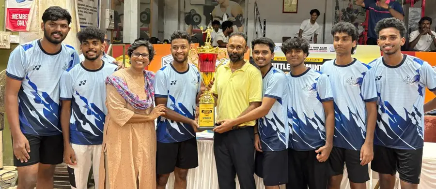 ശാസ്‌ത്രസാങ്കേതിക സർവകലാശാല ഇന്റർസോൺ ഇന്റർ കോളേജിയറ്റ് ഷട്ടിൽ ബാഡ്‌മിന്റൺ ചാമ്പ്യൻഷിപ്പിൽ പുരുഷവിഭാഗം ജേതാക്കളായ തൃശൂർ  ഗവ. എൻജിനിയറിങ്‌ കോളേജ്‌ ടീം ട്രോഫി ഏറ്റുവാങ്ങുന്നു