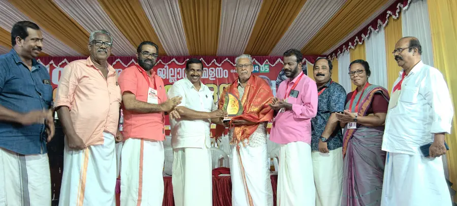ആദരിച്ചു