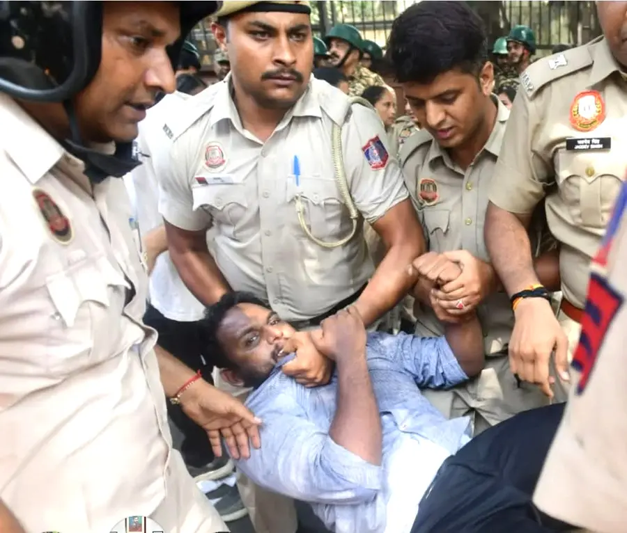 ജന്തർ മന്തർ സമര സ്ഥലത്തുനിന്നും ഡിവൈഎഫ്ഐ മാവേലിക്കര ടൗൺ തെക്ക് മേഖല ജോ. സെക്രട്ടറി കാർത്തിക് ഗോപിയെ പൊലീസ് വലിച്ചിഴച്ചു കൊണ്ടുപോകുന്നു