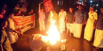 ഗ്യാനേഷ് കുമാറിന്റെ  കോലം കത്തിച്ചു 