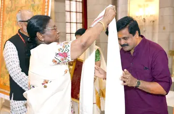 രാഷ്ട്രപതി ഭവനിൽ ചിത്രം വരച്ചതിന് രാഷ്ട്രപതി ദ്രൗപദി മുർമു എം നളിൻബാബുവിനെ ആദരിക്കുന്നു