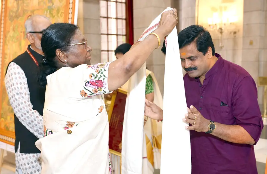 രാഷ്ട്രപതി ഭവനിൽ ചിത്രം വരച്ചതിന് രാഷ്ട്രപതി ദ്രൗപദി മുർമു എം നളിൻബാബുവിനെ ആദരിക്കുന്നു
