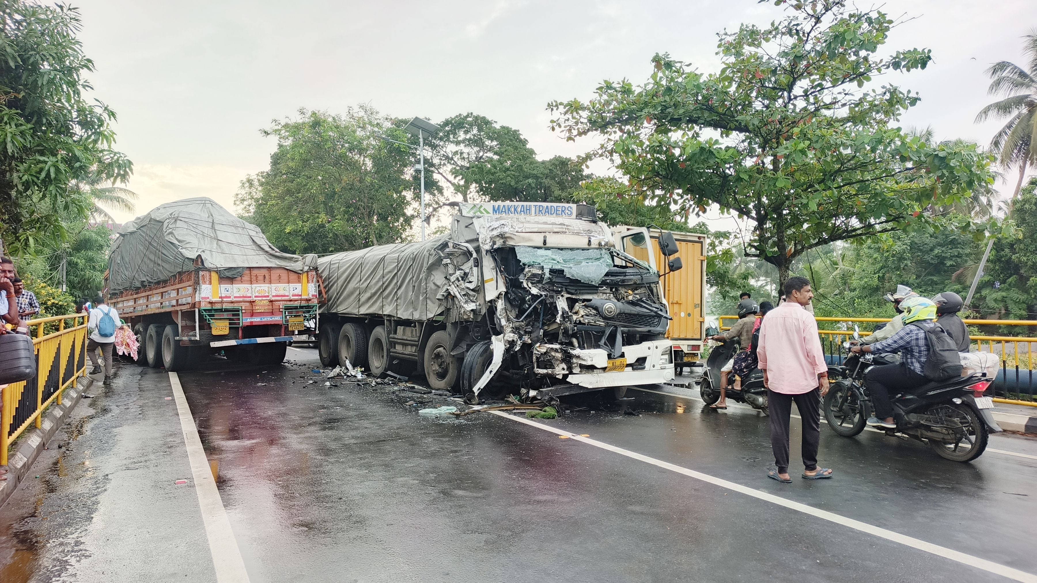 എ സി റോഡിൽ ലോറി കൂട്ടിയിടിച്ചുണ്ടായ അപകടത്തിൽ തകർന്ന ലോറികൾ