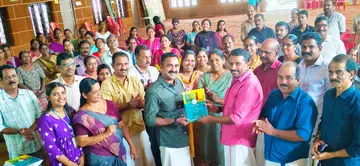 കഞ്ഞിക്കുഴി പഞ്ചായത്തിൽ സമഗ്ര മാലിന്യ പരിപാലന റിപ്പോർട്ട് ജില്ലാ പഞ്ചായത്ത് സ്ഥിരം സമിതി അധ്യക്ഷൻ
എസ് രാധാകൃഷ്ണൻ ബ്ലോക്ക് പഞ്ചായത്ത് വൈസ് പ്രസിഡന്റ് ഉദേഷ് യു കൈമൾക്ക് കൈമാറി പ്രകാശിപ്പിക്കുന്നു