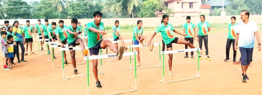 കിഫ്ബി ഫണ്ടിൽ നിർമിച്ച കലവൂർ എൻ ഗോപിനാഥ് മെമ്മോറിയൽ സ്റ്റേഡിയത്തിൽ കെ ആർ സാംജി താരങ്ങളെ പരിശീലിപ്പിക്കുന്നു (ഫയൽ ചിത്രം )