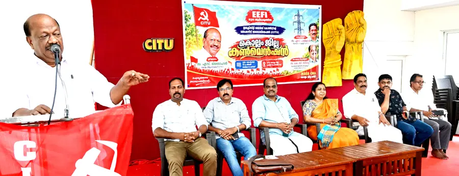കെഎസ്ഇബി കോൺട്രാക്ട് വർക്കേഴ്സ് അസോസിയേഷൻ ജില്ലാ കൺവൻഷൻ സിഐടിയു
ജില്ലാ സെക്രട്ടറി എസ് ജയമോഹൻ ഉദ്ഘാടനംചെയ്യുന്നു