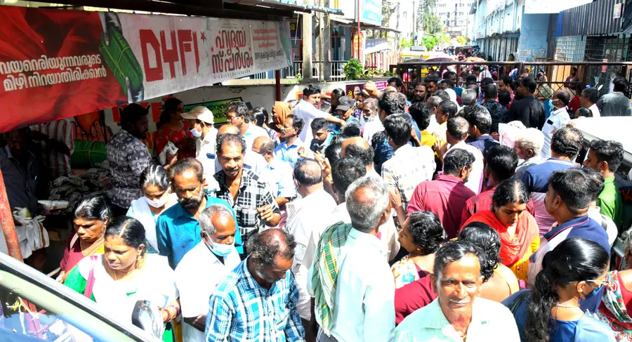 ജില്ലാ ആശുപത്രിയിൽ ഡിവൈഎഫ്ഐയുടെ പൊതിച്ചോറ് മേടിക്കാൻ എത്തിയവരുടെ തിരക്ക്