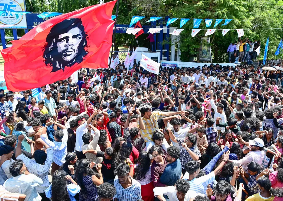 കേരള സർവകലാശാലയുടെ കീഴിലുള്ള കോളേജ് യൂണിയൻ തെരഞ്ഞെടുപ്പ് പ്രചാരണത്തിന്റെ സമാപനം കുറിച്ചുകൊണ്ടുള്ള എസ്എഫ്ഐയുടെ
കൊട്ടിക്കലാശം കൊല്ലം ഫാത്തിമ മാതാ നാഷണൽ കോളേജിന് മുന്നിൽ എത്തിയപ്പോൾ