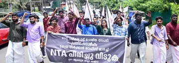 നെറ്റ് പരീക്ഷ റദ്ദ് ചെയ്തതിൽ പ്രതിഷേധിച്ച് എസ്എഫ്ഐ ജില്ലാ കമ്മിറ്റി കളർകോട് എസ്ബിഐയിലേക്ക് നടത്തിയ മാർച്ച് 