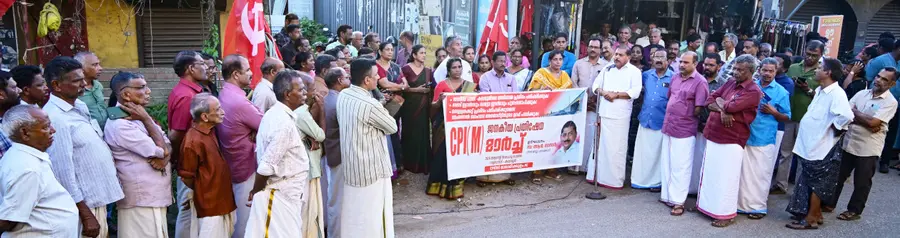ദേശീയപാത നിർമാണത്തിലെ പ്രശ്നങ്ങൾക്ക് പരിഹാരം കാണണമെന്ന് ആവശ്യപ്പെട്ട് സിപിഐ എം കലവൂരിൽ സംഘടിപ്പിച്ച ജനകീയ പ്രതിഷേധമാർച്ച് ജില്ലാ സെക്രട്ടറി ആർ നാസർ ഉദ്ഘാടനംചെയ്യുന്നു