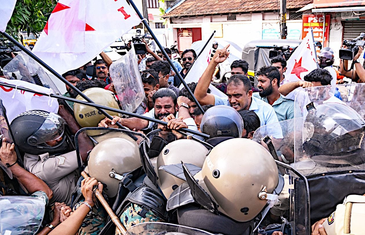 ചോദ്യപേപ്പർ മാറി നൽകിയതിൽ പ്രതിഷേധിച്ച്  ജില്ലാ പിഎസ-്-സി ഓഫീസിലേക്ക് ഡിവൈഎഫ്ഐ സംഘടിപ്പിച്ച മാർച്ച് പൊലീസ് തടഞ്ഞപ്പോൾ