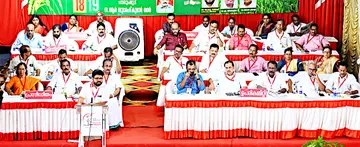 കേരള കർഷകസംഘം ജില്ലാ സമ്മേളനത്തിന്റെ പ്രതിനിധി സമ്മേളനം ചാരുംമൂട്ടിൽ അഖിലേന്ത്യ കിസാൻ സഭ -സികെസി അംഗം കെ കെ രാഗേഷ് ഉദ്ഘാടനംചെയ്യുന്നു