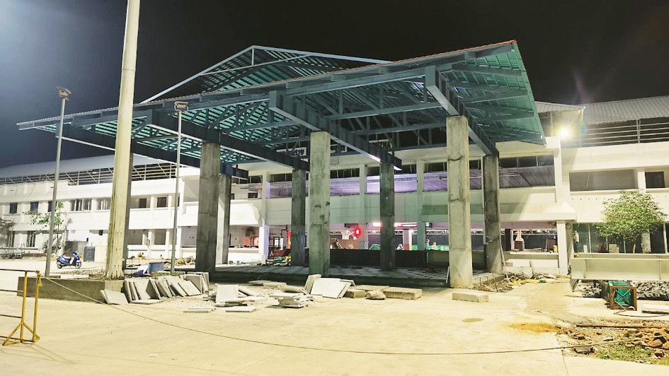 ആലപ്പുഴ റെയിൽവേ സ്‌റ്റേഷനുമുന്നിലെ നിർമാണം പൂർത്തിയാകാത്ത കവാടം 