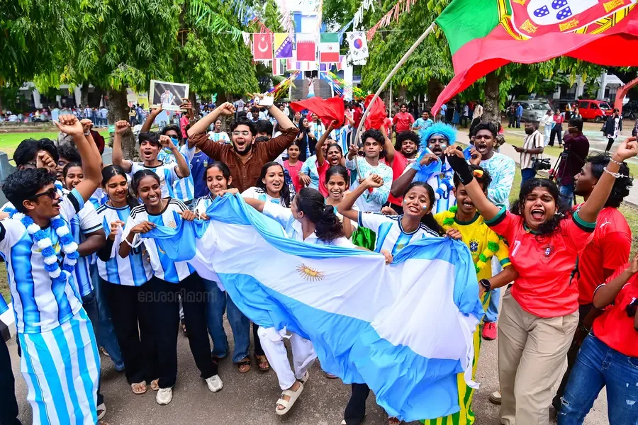 കൊല്ലം ഫാത്തിമ മാതാ നാഷണൽ കോളേജിലെ വിദ്യാർഥികൾ തങ്ങളുടെ ഇഷ്ട ദേശീയ ടീമുകളുടെ ജഴ്സികൾ അണിഞ്ഞ് ആവേശം പങ്കിടുന്നു