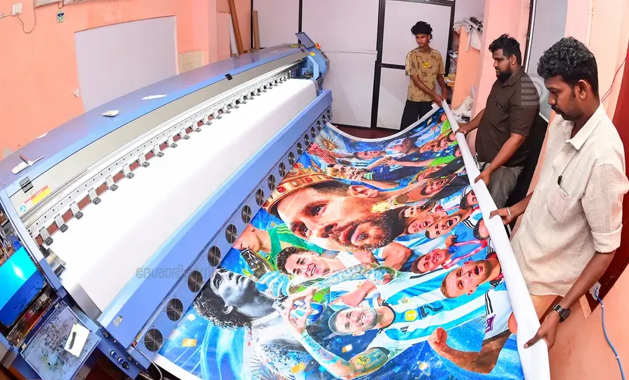 കൊല്ലം ഹൈസ്കൂൾ ജങ്ഷനിലെ പ്രിന്റിങ് സ്ഥാപനത്തിൽ ഫുട്ബോൾ ആരാധകരുടെ ഫ്ലക്സ് പ്രിന്റ് ചെയ്യുന്നു ഫോട്ടോ: എം എസ് ശ്രീധർലാൽ