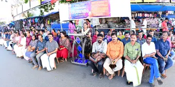 വിവിധ ആവശ്യങ്ങളുന്നയിച്ച് കെഎസ്ടിഎ ജില്ലാ കമ്മിറ്റി നേതൃത്വത്തിൽ ചിന്നക്കടയിൽ നടത്തിയ പ്രതിഷേധ സംഗമം കെഎസ്ടിഎ സംസ്ഥാന സെക്രട്ടറി എസ് സബിത ഉദ്ഘാടനം ചെയ്യുന്നു