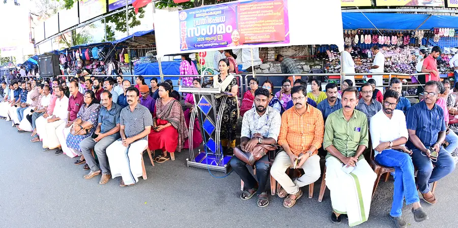 വിവിധ ആവശ്യങ്ങളുന്നയിച്ച് കെഎസ്ടിഎ ജില്ലാ കമ്മിറ്റി നേതൃത്വത്തിൽ ചിന്നക്കടയിൽ നടത്തിയ പ്രതിഷേധ സംഗമം കെഎസ്ടിഎ സംസ്ഥാന സെക്രട്ടറി എസ് സബിത ഉദ്ഘാടനം ചെയ്യുന്നു