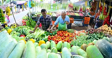 ഓണക്കാലമായതോടെ ജില്ലയിലെ പച്ചക്കറിക്കടകളിലേക്കും കൂടുതൽ സാധനങ്ങൾ എത്തിത്തുടങ്ങി. കൊല്ലം ഡീസന്റ് മുക്കിലെ പച്ചക്കറിക്കടയിൽ ഓണത്തോട് അനുബന്ധിച്ച സാധനങ്ങൾ അടുക്കി വയ്ക്കുന്ന കച്ചവടക്കാർ