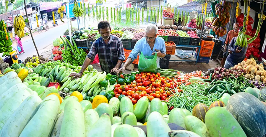 ഓണക്കാലമായതോടെ ജില്ലയിലെ പച്ചക്കറിക്കടകളിലേക്കും കൂടുതൽ സാധനങ്ങൾ എത്തിത്തുടങ്ങി. കൊല്ലം ഡീസന്റ് മുക്കിലെ പച്ചക്കറിക്കടയിൽ ഓണത്തോട് അനുബന്ധിച്ച സാധനങ്ങൾ അടുക്കി വയ്ക്കുന്ന കച്ചവടക്കാർ