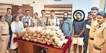  കഞ്ചാവു കടത്തിയതിന് പിടിയിലായ പ്രതികളുമായി കൂത്തുപറമ്പ് പൊലീസ് (വൃത്തത്തിൽ അടയാളപ്പെടുത്തിയത് സ്വരൂപ് ) 
