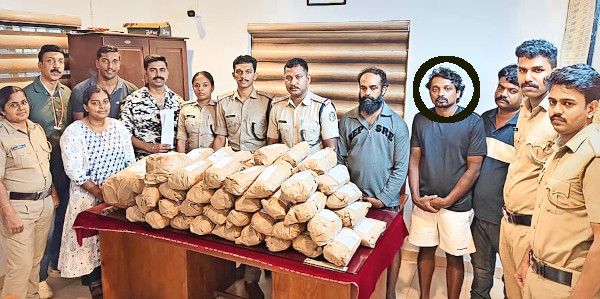  കഞ്ചാവു കടത്തിയതിന് പിടിയിലായ പ്രതികളുമായി കൂത്തുപറമ്പ് പൊലീസ് (വൃത്തത്തിൽ അടയാളപ്പെടുത്തിയത് സ്വരൂപ് ) 