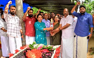 ഡിവൈഎഫ്ഐ സംസ്ഥാനസമ്മേളന നഗരിയിലേക്കുള്ള ദീപശിഖ കെ യു ബിജു രക്തസാക്ഷി മണ്ഡപത്തിൽ സിപിഐ എം കേന്ദ്ര കമ്മിറ്റിയംഗം കെ എൻ ബാലഗോപാലും ബിജുവിന്റെ മാതാപിതാക്കളായ ഉണ്ണികൃഷ്ണൻ, ബേബി എന്നിവരും ചേർന്ന്‌  ജാഥാ ക്യാപ്റ്റൻ ഗ്രീഷ്മ അജയ്‌ഘോഷിന് കൈമാറുന്നു