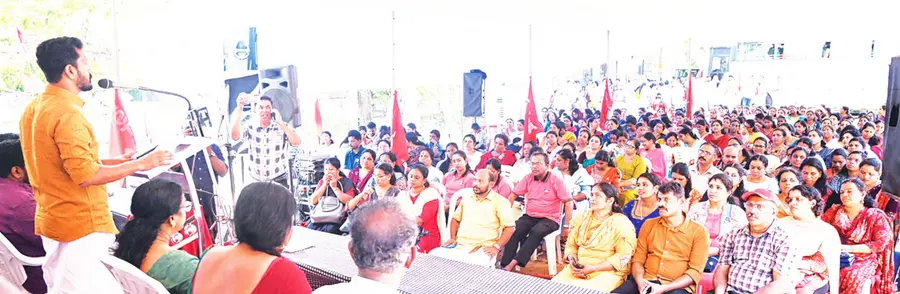 വിവിധ ആവശ്യങ്ങൾ ഉന്നയിച്ച് കേരള സ്കൂൾ ടീച്ചേഴ്സ് അസോസിയേഷൻ ജില്ലാ കമ്മിറ്റി സംഘടിപ്പിച്ച ജില്ലാ മാർച്ചും ധർണയും എം എസ് അരുൺകുമാർ എംഎൽഎ ഉദ്ഘാടനംചെയ്യുന്നു
