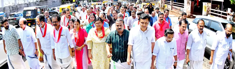 ജില്ലാ പഞ്ചായത്ത് എല്‍ഡിഎഫ് സ്ഥാനാര്‍ഥികള്‍ നാമനിര്‍ദ്ദേശ പത്രിക സമര്‍പ്പിക്കാനായി നേതാക്കള്‍ക്കൊപ്പം സിവില്‍ സ്റ്റേഷനിലേക്ക് പ്രകടനമായെത്തുന്നു. വി വസീഫ്, കെ പി കുഞ്ഞമ്മദ്കുട്ടി എംഎല്‍എ, പി ഗവാസ്, മന്ത്രി പി എ മുഹമ്മദ് റിയാസ്, പി മോഹനന്‍, എം മെഹബൂബ്, മുക്കം മുഹമ്മദ്, ടി വിശ്വനാഥന്‍ തുടങ്ങിയവര്‍ മുന്‍നിരയില്‍.