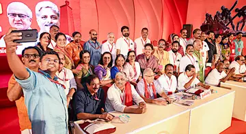 കർഷകസംഘം സംസ്ഥാന സമ്മേളന നഗറിൽ അഖിലേന്ത്യാ കിസാൻസഭ ജനറൽ സെക്രട്ടറി വിജൂ കൃഷ്ണൻ, പ്രസിഡന്റ് അശോക് ധാവ്ളെ,
കർഷകസംഘം സംസ്ഥാന സെക്രട്ടറി വത്സൻ പനോളി, സംസ്ഥാന പ്രസിഡന്റ് എം വിജയകുമാർ, അഖിലേന്ത്യാ കിസാൻ സഭ കേന്ദ്രകമ്മിറ്റിയംഗം
എം എം മണി എന്നിവർക്കൊപ്പം ചിത്രമെടുക്കുന്ന സമ്മേളന പ്രതിനിധികൾ