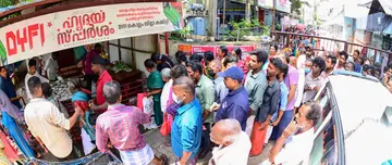 കൊല്ലം ജില്ലാ ആശുപത്രിയിൽ ഡിവൈഎഫ്ഐ വിതരണം ചെയ്യുന്ന പൊതിച്ചോറ് വാങ്ങാൻ എത്തിയവരുടെ നീണ്ടനിര